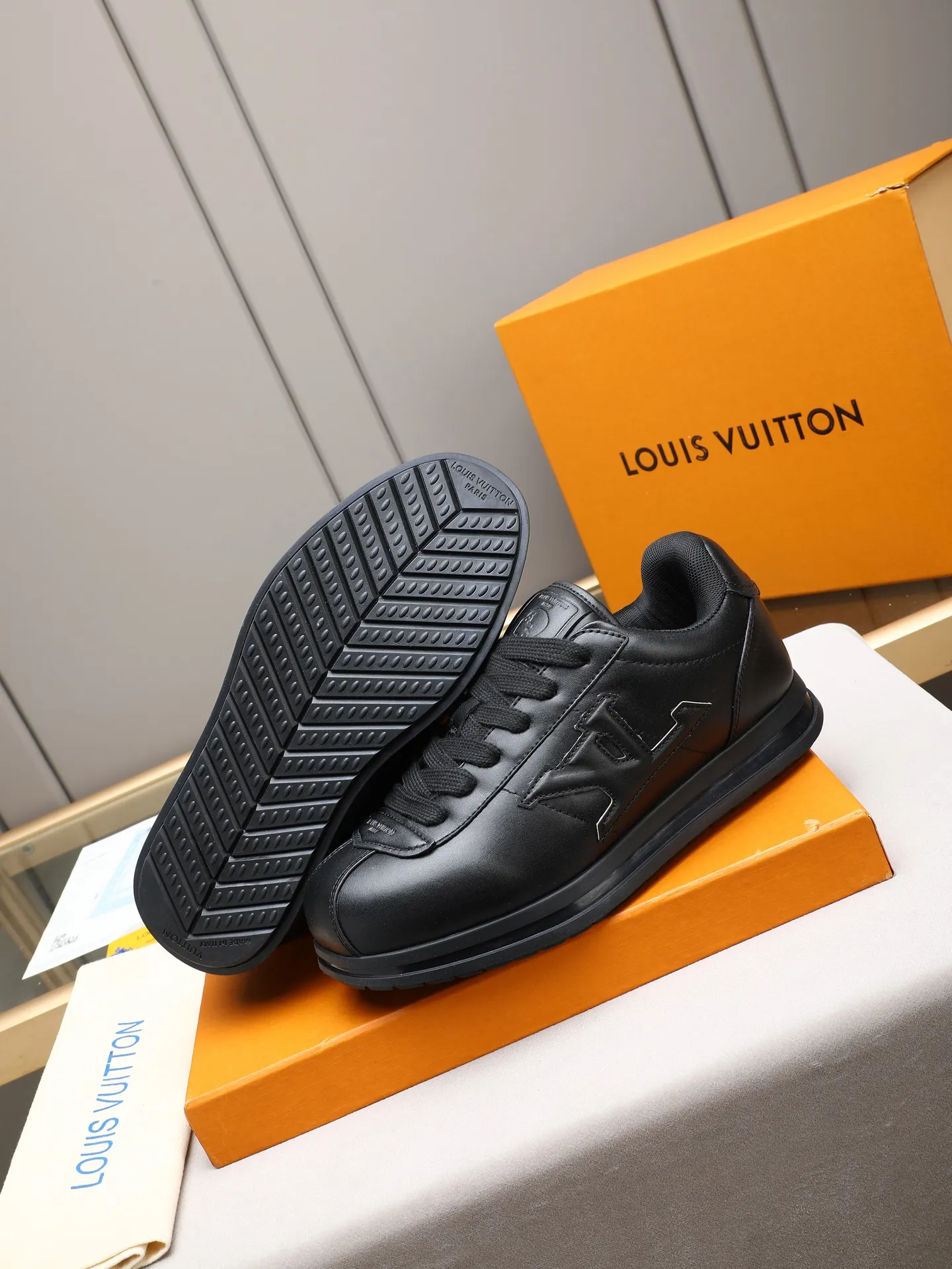 PP560 LV Louis Vuitton L Jialu Brand Runner Tatic Series Thick-soled Casual Sports Shoes Running Shoes Original purchase, development and production This LV Runner Tatic sports shoe combines technical materials such as mesh fabric and ribbons to interpret the inspiration of traditional mountaineering shoes. LV letters are written on one side, the lariat buckle of the quick lacing system is embellished with Monogram flowers and Louis Vuitton logos, and the light and wear-resistant rubber outsole completes the whole. ▪️Fabric: Original imported cowhide + mesh ▪️Inner lining: Original customized breathable mesh ▪️Sole: Original open-molded anti-slip rubber combination material ▪️Size: Men's 38-44 (customized for 45 and 46)
